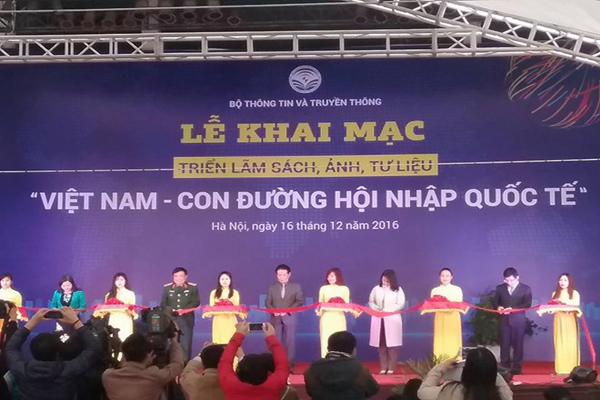 Khai mạc Triển lãm “Việt Nam – Con đường hội nhập quốc tế”