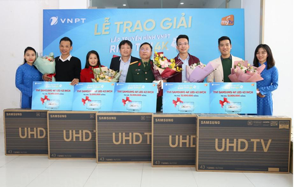 VNPT tại Hà Nội trao thưởng đợt 2 cho khách hàng lắp truyền hình