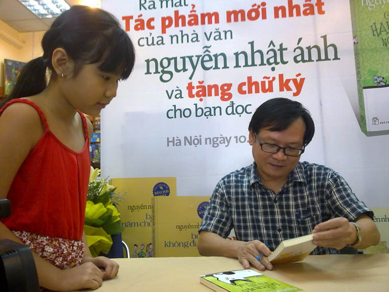 Nhà văn Nguyễn Nhật Ánh Giao lưu và ký tặng sách cho bạn đọc Thủ đô