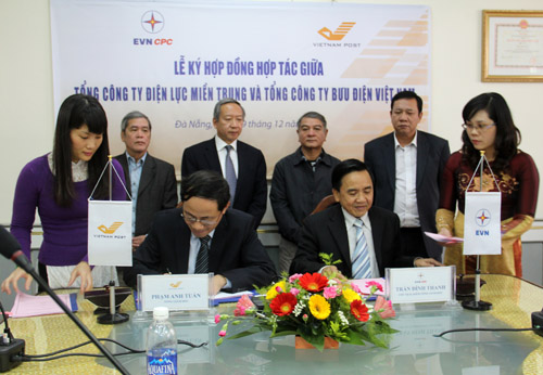 Bưu điện Việt Nam hợp tác với Điện lực Miền Trung triển khai dịch vụ thu tiền điện