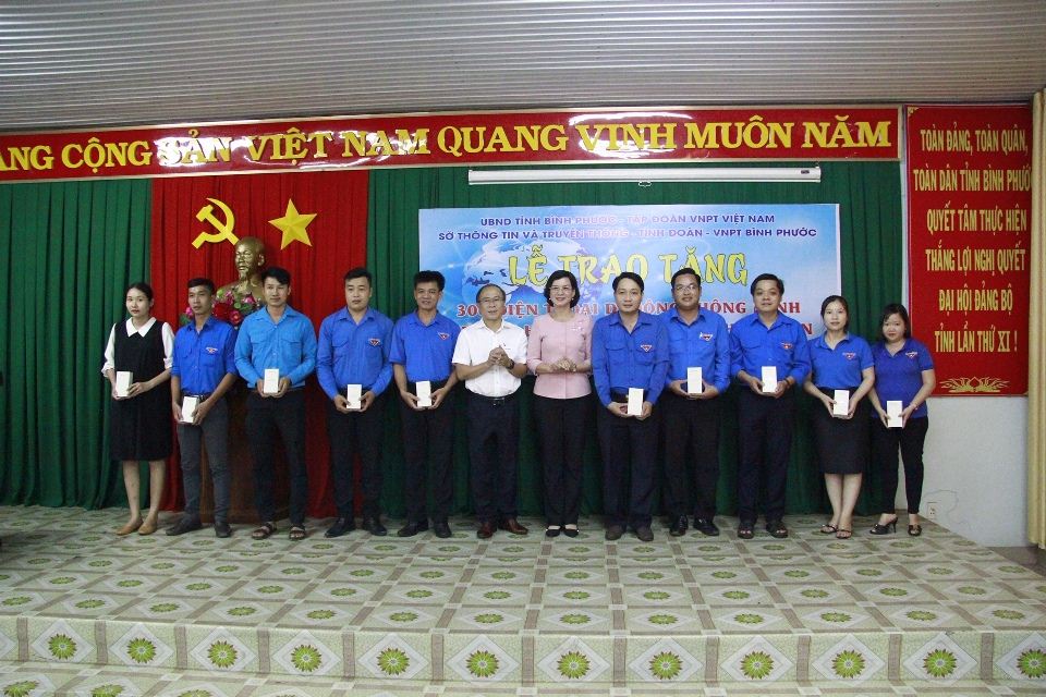 VNPT tặng tỉnh Bình Phước 300 smartphone góp phần xây dựng chính quyền điện tử