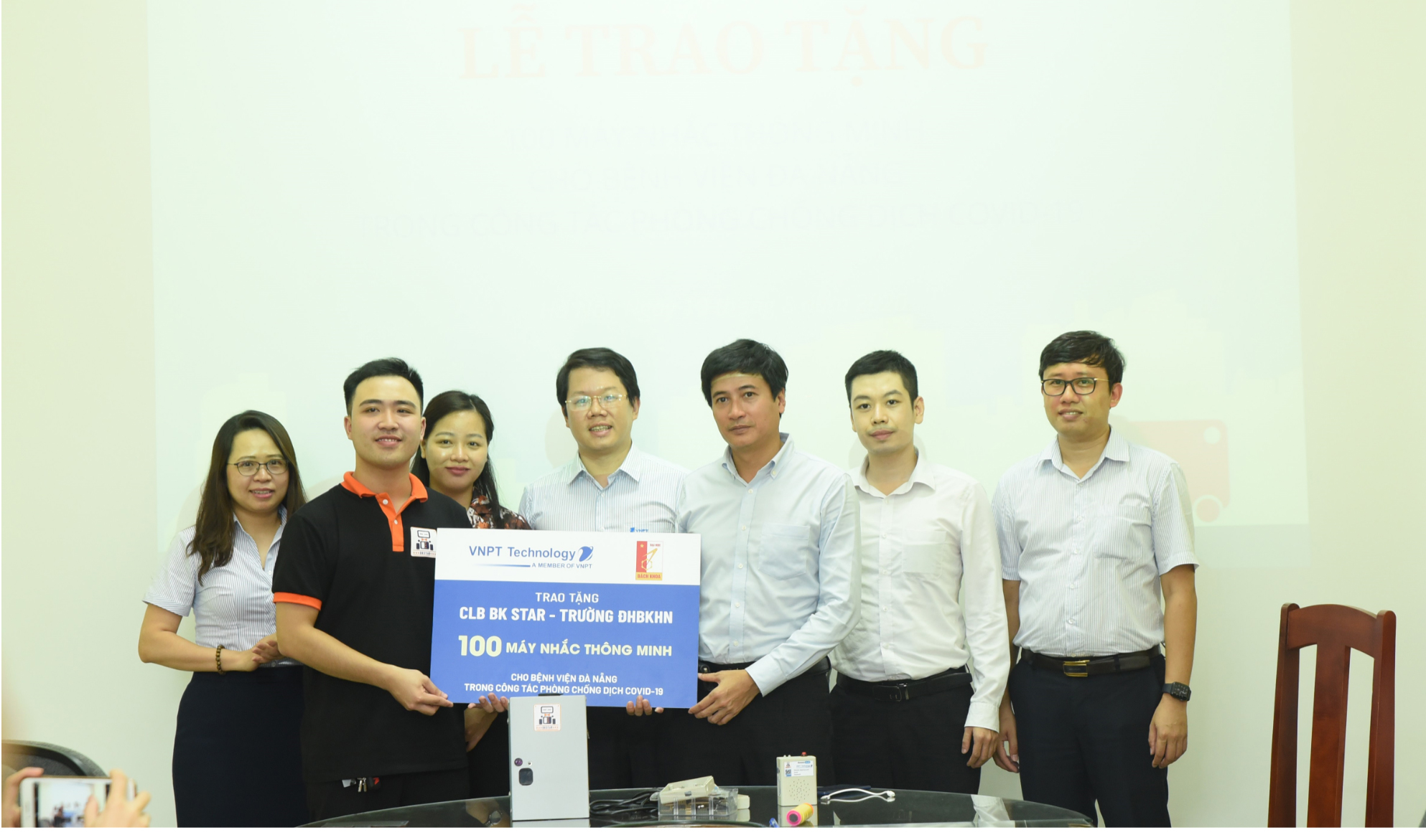 VNPT Technology trao tặng máy nhắc thông minh cho Bệnh viện Đà Nẵng
